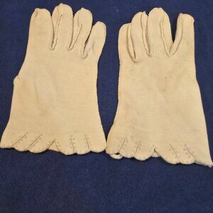 Ladies Cream Gloves Scalloped Edge Decorative Stitching 1940s-1950s size Med